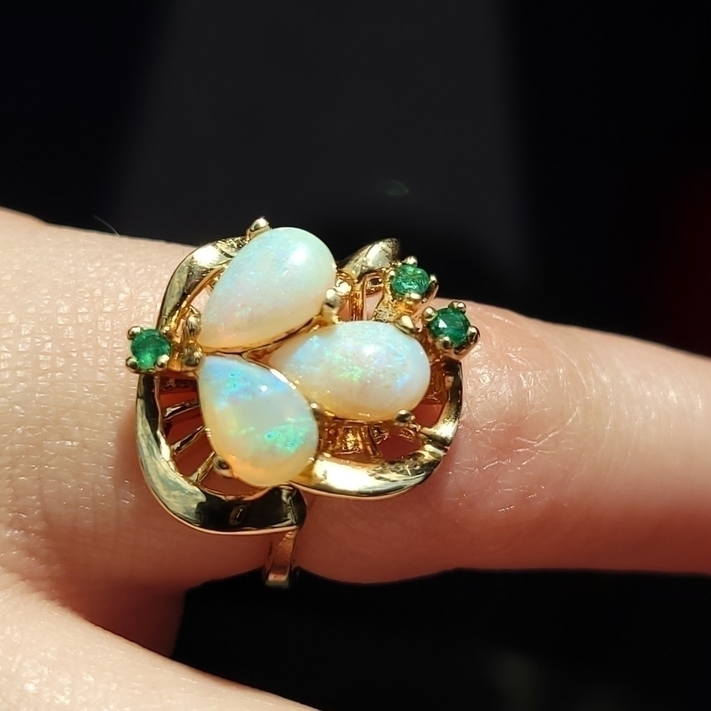 AUSTRALIAN opal and emerald accent ring 10k yellow gold - Picture 13 of 15